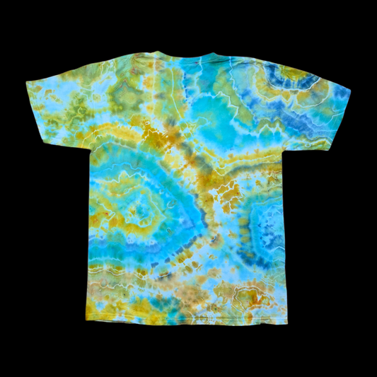 Back of the same tie-dyed t-shirt showing matching geode rings in turquoise, gold, and green.